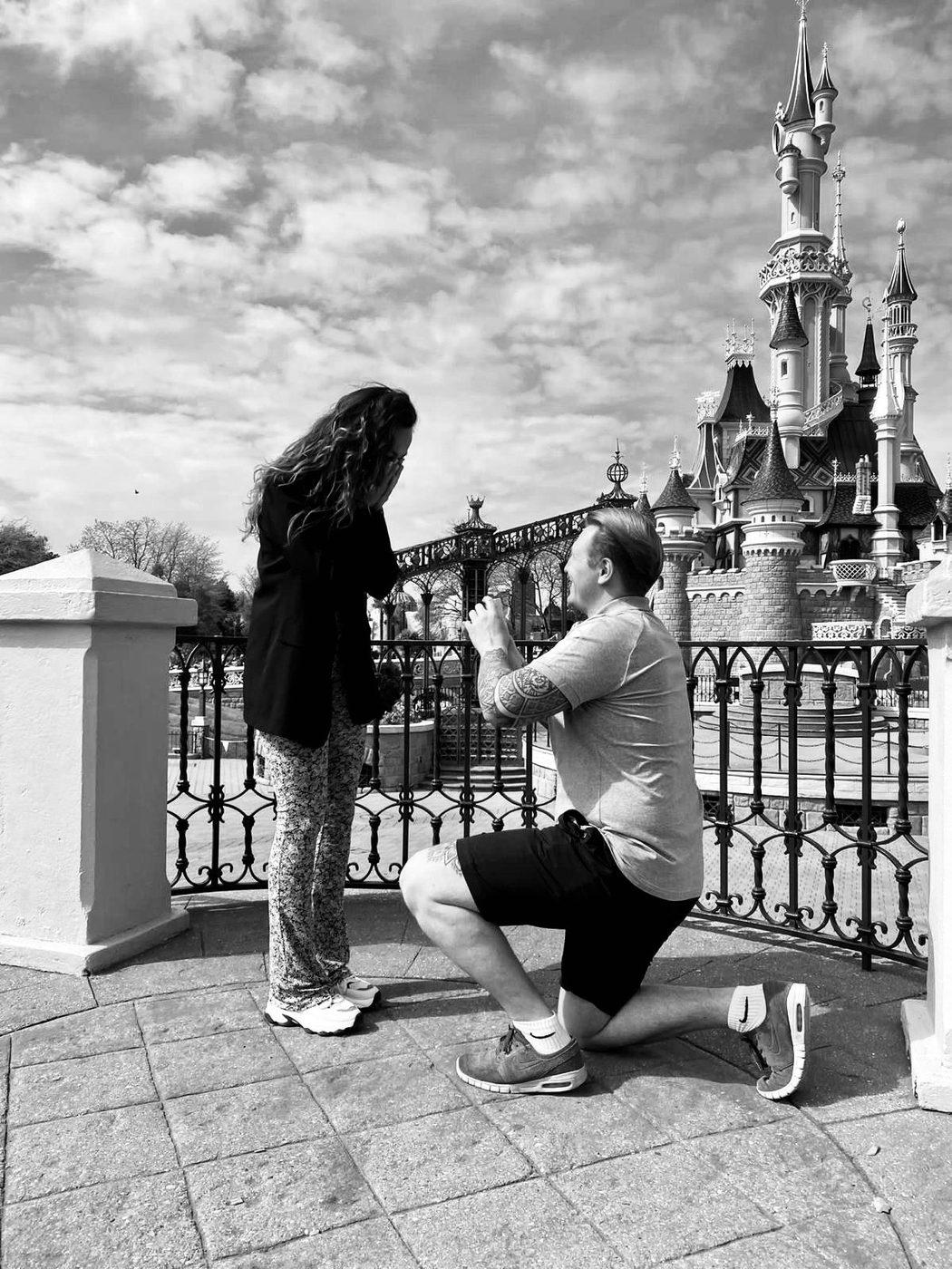 Daan vraagt Lianda ten huwelijk bij het kasteel van Disneyland