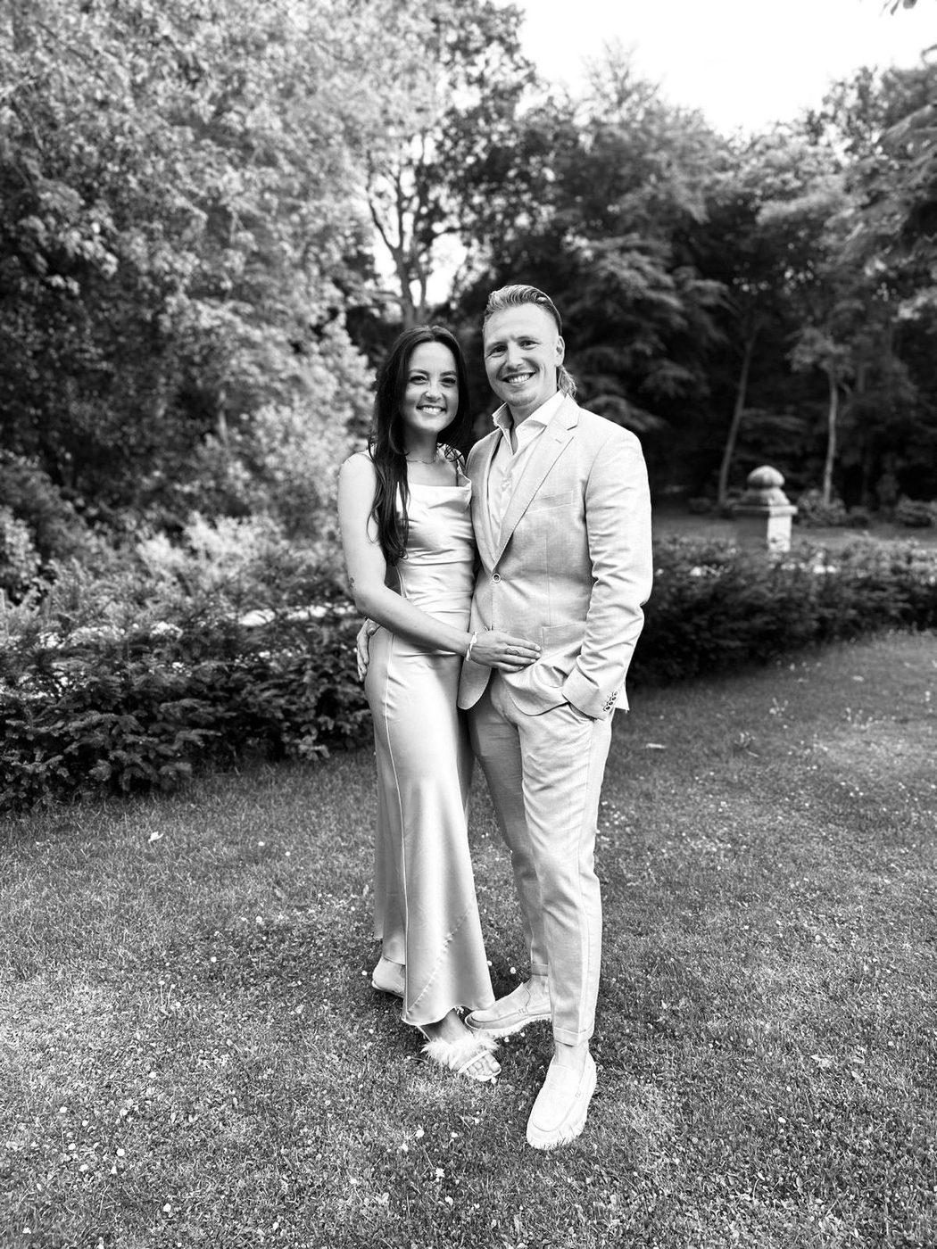 Daan en Lianda samen in de tuin